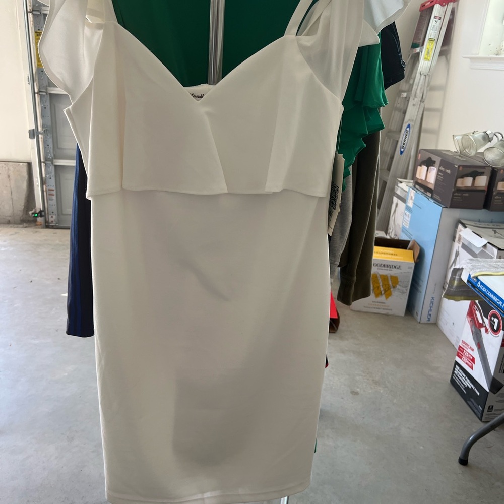 Elegant White Sleeveless Dress